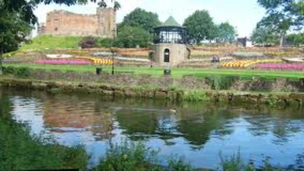 Viral! Gadis Ini Malah Marah Ditegur Rendam Kaki di Danau Situs Historis