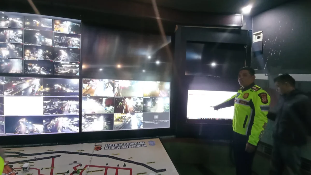 Wadirlantas Polda Jabar AKBP Edwin Afandi saat melihat volume kendaraan di Simpang Gadog, Minggu (14/3) malam. Foto : Sandika Fadilah/Jabarekspres.com