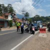 Polresta Bandung saat memberlakukan sistem one way di perbatasan Garut Bandung tepatnya di Desa Ciaro, Nagreg, Kabupaten Bandung. Foto Agi Jabar Ekspres