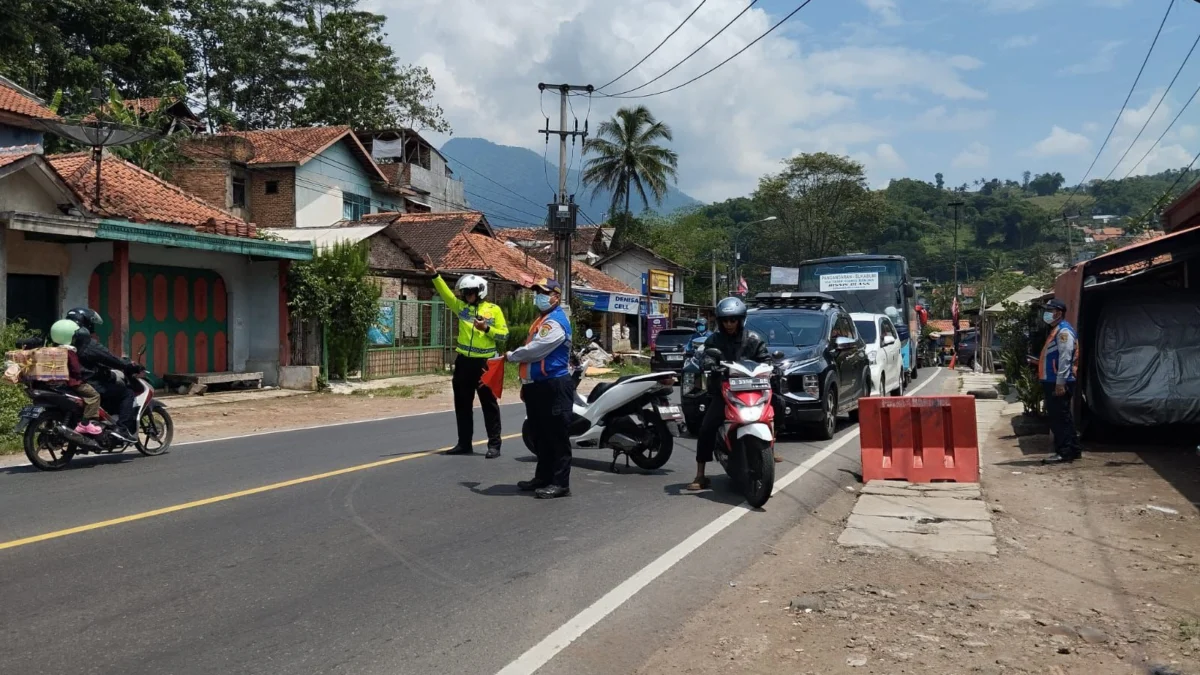 Polresta Bandung saat memberlakukan sistem one way di perbatasan Garut Bandung tepatnya di Desa Ciaro, Nagreg, Kabupaten Bandung. Foto Agi Jabar Ekspres