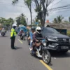Polresta Bandung saat memberlakukan sistem one way di perbatasan Bandung Garut tepatnya di Desa Ciaro, Nagreg, Kabupaten Bandung, Minggu (14/4/2024). Foto Agi Jabar Ekspres