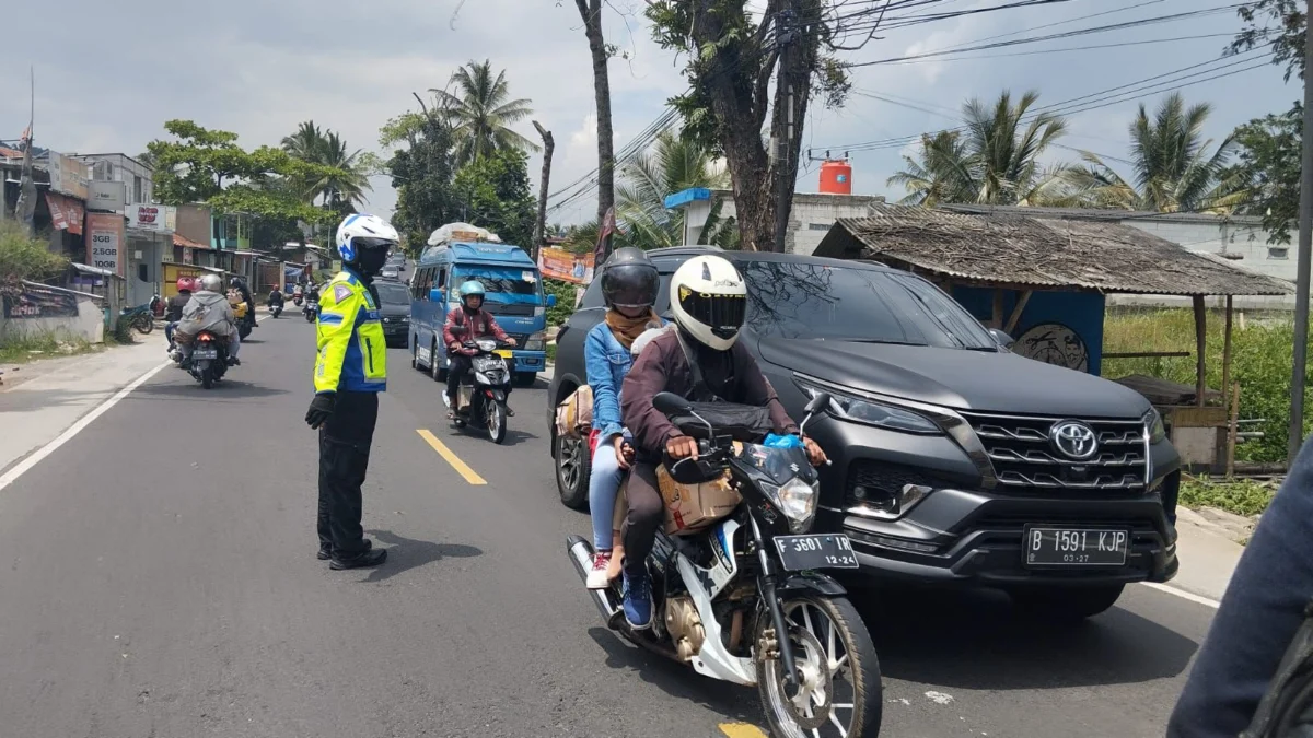 Polresta Bandung saat memberlakukan sistem one way di perbatasan Bandung Garut tepatnya di Desa Ciaro, Nagreg, Kabupaten Bandung, Minggu (14/4/2024). Foto Agi Jabar Ekspres