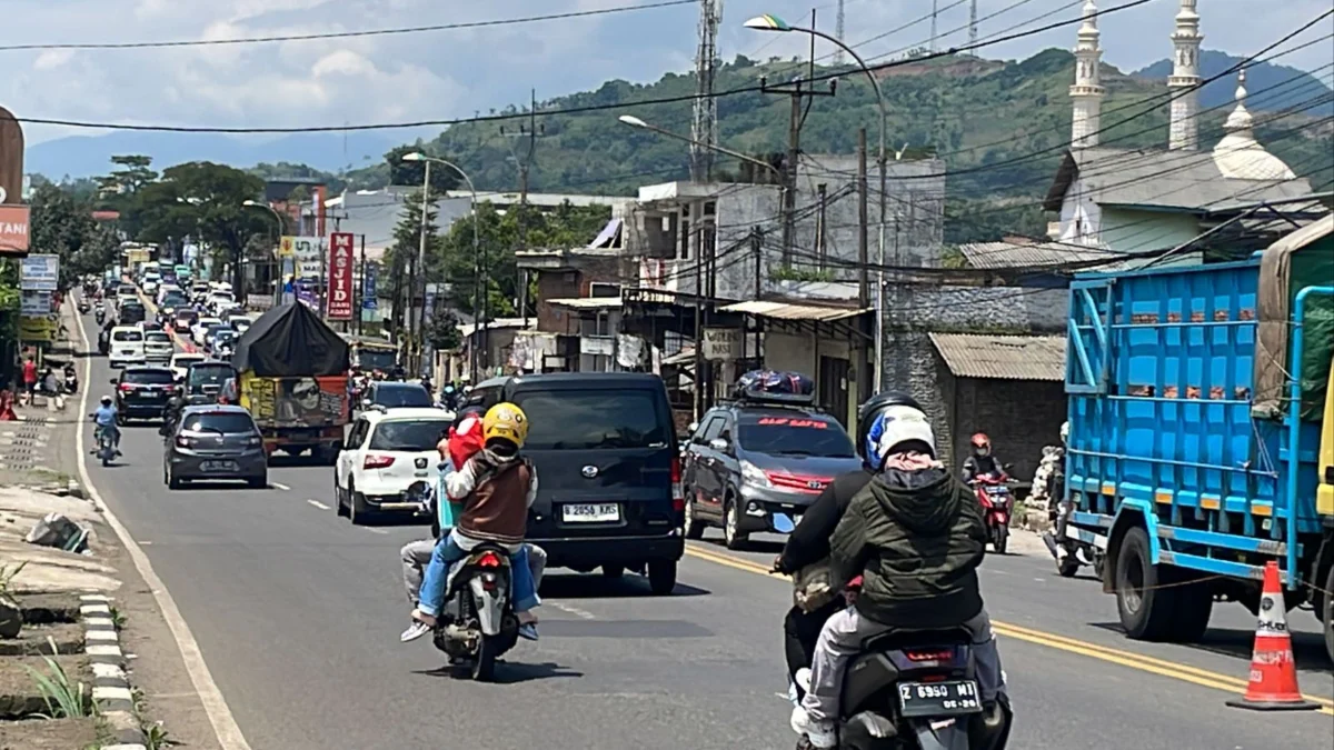 143.800 Kendaraan Melintasi Jalur Nagreg, Puncak Arus Balik Terjadi H+4 Lebaran Puncak arus balik lebaran di jalur nagreg sudah terjadi pada H+4/Agi Jabar Ekpsres/