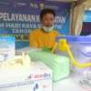 Kepala Posko Kesehatan Simpang Jomin Husnadi bersiaga untuk melayani kebutuhan kesehatan bagi para pe mudik yang melintasi Jalur Pantura, via Jomin, Kotabaru, Karawang, Jawa Barat, Sabtu (6/4/2024). (ANTARA)