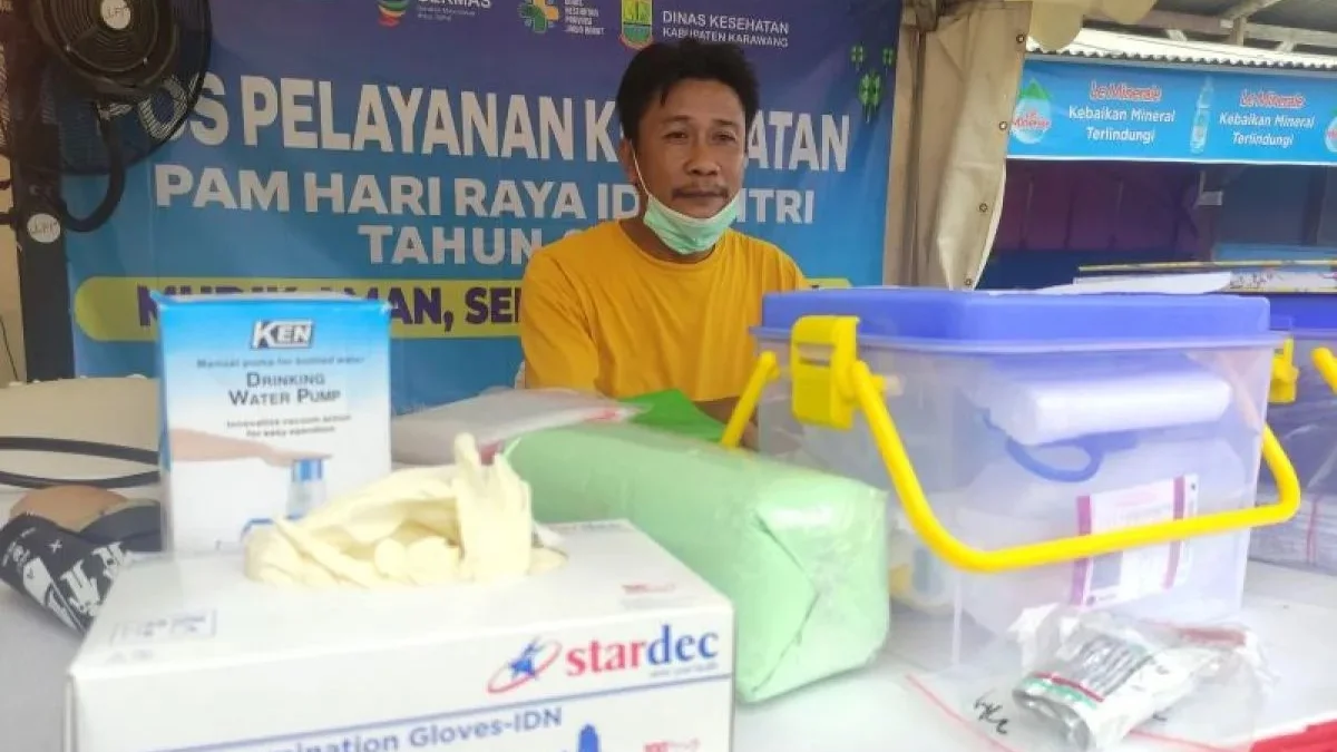 Gratis, Posko Kesehatan Jalur Mudik Pantura Siap Siaga Melayani 24 Jam Kepala Posko Kesehatan Simpang Jomin Husnadi bersiaga untuk melayani kebutuhan kesehatan bagi para pe mudik yang melintasi Jalur Pantura, via Jomin, Kotabaru, Karawang, Jawa Barat, Sabtu (6/4/2024). (ANTARA)