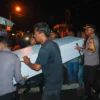 Kapolres Ciamis AKBP Akmal SH., S.I.K., M.H., (kanan) ikut menggotong peti jenazah korban kecelakaan di Tol Japek KM 58, di Kecamatan Rajadesa, Kabupaten Ciamis, Jawa Barat, Selasa 16 April 2024 dini hari. (Foto Istimewa)