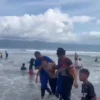 Korban nyaris tenggelam di Pantai Selatan Sukabumi dievakuasi petugas/Istimewa/