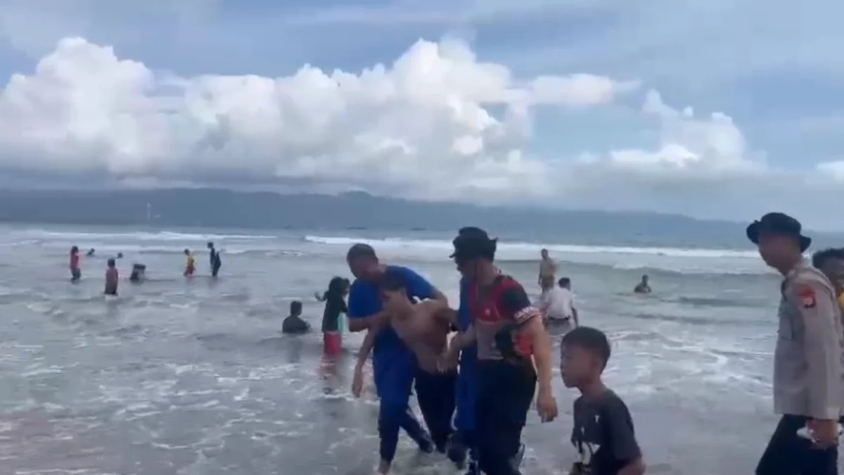 Korban nyaris tenggelam di Pantai Selatan Sukabumi dievakuasi petugas/Istimewa/