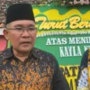 Kaban Kesbangpol Kabupaten Sukabumi (batik coklat) Tri Romadono takziah ke rumah almarhumah kayla. Riki Achmad/Jabar Ekspres