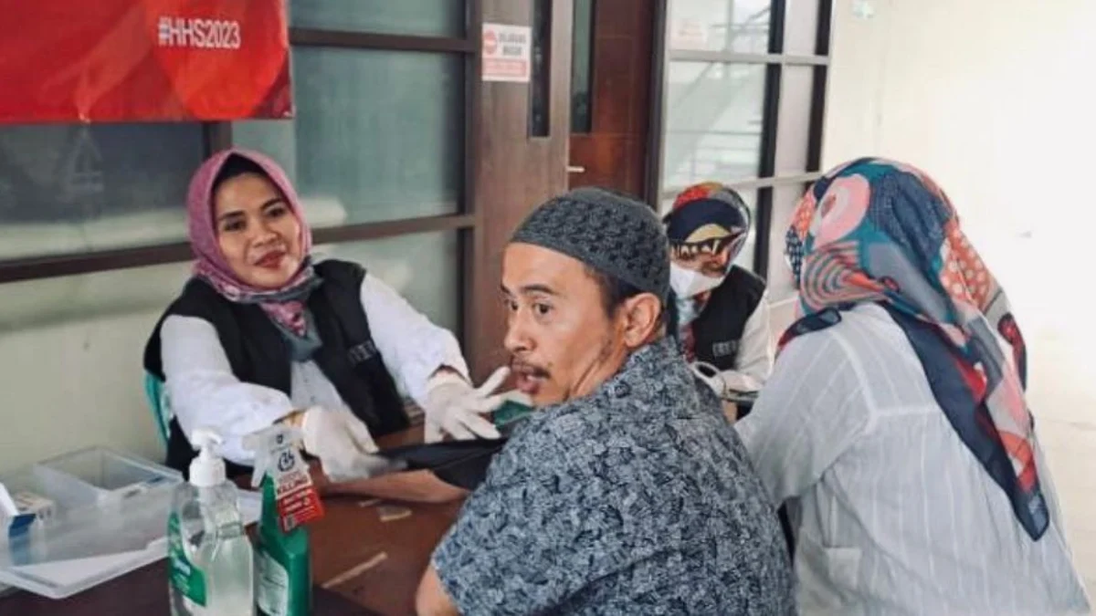 Ilustrasi tenaga kesehatan saat memberi pelayanan kepada pemudik Lebaran. Jumat (5/4). Foto Dinkes KBB