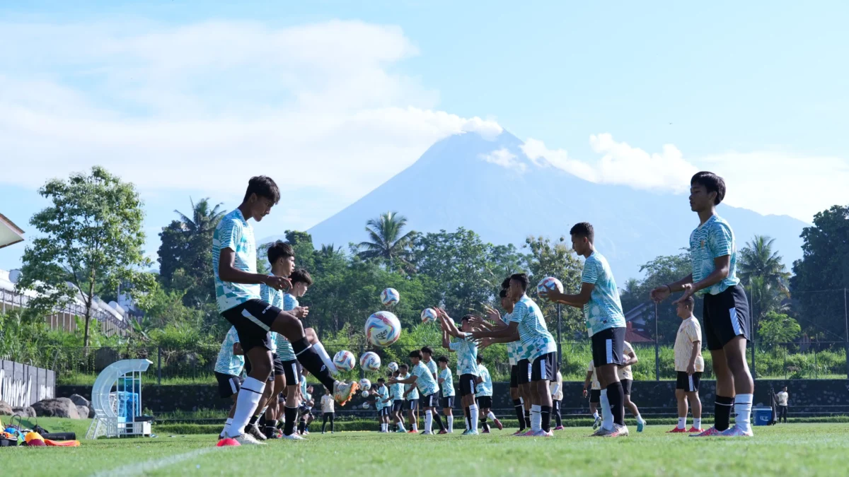 Potret Timnas U-16 sedang berlatih dibawah Lereng Gunung Merapi. (PSSI)