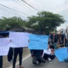 Masa aksi melakukan aksi unjuk rasa di depan halaman PT GSI 1. Riki Achmad/Jabar Ekspres