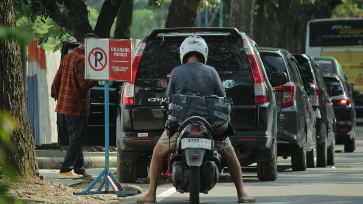 Sejumlah kendaraan parkir di lokasi larangan parkir Jalan Sukabumi, Kota Bandung, Kamis(18/4). Pandu Muslim/Jabar Ekspres