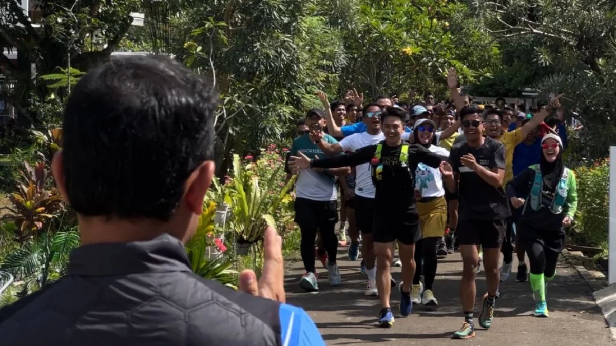Sejumlah pelari dari berbagai daerah di Jawa Barat saat bertemu Bima Arya di Kota Bogor. (Yudha Prananda / Jabar Ekspres)