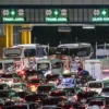 Puluhan kendaraan pemudik antre memasuki Gerbang Tol Cikampek Utama menuju arah Tol Cipali di Karawang, Jawa Barat, Jumat (5/4/2024). (Antara)