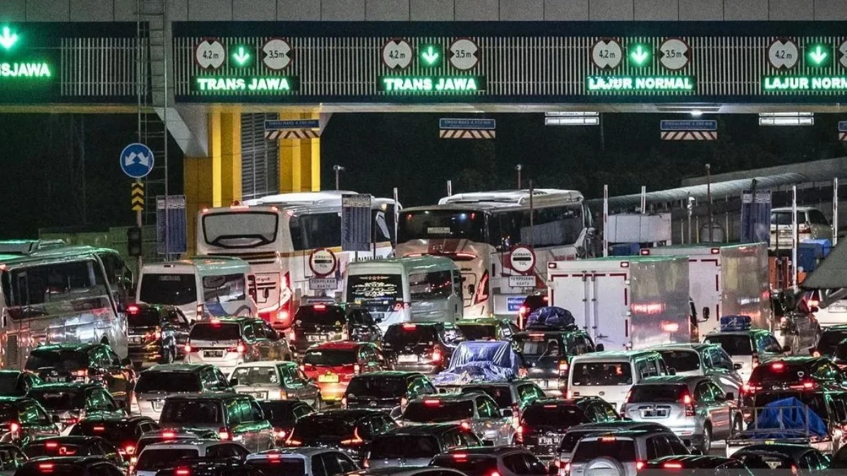 Puluhan kendaraan pemudik antre memasuki Gerbang Tol Cikampek Utama menuju arah Tol Cipali di Karawang, Jawa Barat, Jumat (5/4/2024). (Antara)