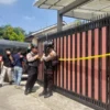 Jajaran Kepolisian dari Polres Cimahi saat mengamankan rumah Didi, korban pembunuhan Kompleks Bumi Citra Idah I RT 06 RW 13 Desa Pataruman, Kecamatan Cihampelas, Kabupaten Bandung Barat (KBB). Selasa (16/4). Foto Nur Azis/ Jabar Ekspres