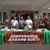 Kejaksaan Negeri Banjar dan Polres Banjar memusnahkan barang bukti dari 20 perkara tindak kejahatan pada rentang waktu September 2023 hingga April 2024, di halaman Kejaksaan Negeri Banjar Jawa Barat, Kamis 25 April 2024. (Cecep Herdi/Jabar Ekspres)