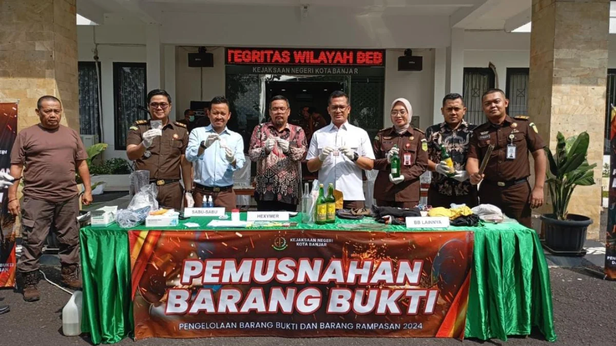 Kejaksaan Negeri Banjar dan Polres Banjar memusnahkan barang bukti dari 20 perkara tindak kejahatan pada rentang waktu September 2023 hingga April 2024, di halaman Kejaksaan Negeri Banjar Jawa Barat, Kamis 25 April 2024. (Cecep Herdi/Jabar Ekspres)
