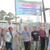 Sejumlah warga memasang spanduk penolakan lanjutan kantor BPS Kota Banjar di wilayah Tanjungsukur, Senin 29 April 2024. (Cecep Herdi/Jabar Ekspres)