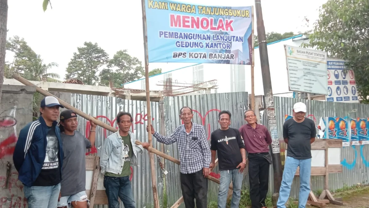 Gegara Mangkrak, Warga Tolak Lanjutan Pembangunan BPS Banjar Sejumlah warga memasang spanduk penolakan lanjutan kantor BPS Kota Banjar di wilayah Tanjungsukur, Senin 29 April 2024. (Cecep Herdi/Jabar Ekspres)