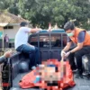 Petugas kepolisiaan saat mengevakuasi seorang pria tanpa identitas yang ditemukan Gantung diri di Pemakaman Umum di Paledang, Ciparay, Selasa (2/4/2024). Foto Istimewa