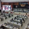 Penjabat Gubernur Jabar Bey Triadi Machmudin saat menyampaikan pandangan terkait 3 raperda prakarsa DPRD, Selasa (23/04).