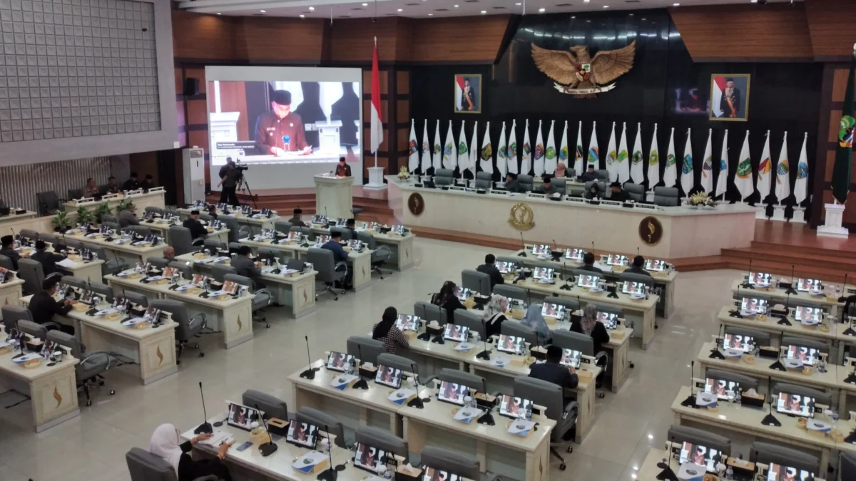 Pj Gubernur Jabar Sepakat Bahas 3 Raperda Prakarsa DPRD, Usul Sanksi Bagi Penelantar Penyandang Disabilitas Penjabat Gubernur Jabar Bey Triadi Machmudin saat menyampaikan pandangan terkait 3 raperda prakarsa DPRD, Selasa (23/04).