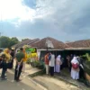 Suasana di rumah duka siswi SMAN1 cisaat yang tewas saat tengah ikuti seleksi paskibraka. Riki/ Jabar Ekspres