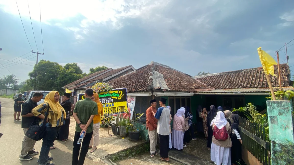 Suasana di rumah duka siswi SMAN1 cisaat yang tewas saat tengah ikuti seleksi paskibraka. Riki/ Jabar Ekspres