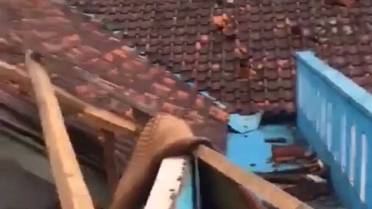 rumah rusak akibat puting beliung di Cimaung/Istimewa/