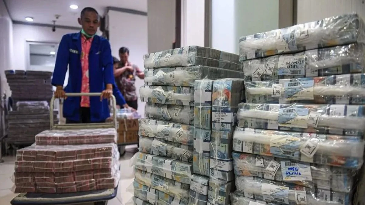 Doc. Petugas menata uang tunai Rupiah di Mandiri Cash Center, Jakarta, Rabu (3/4/2024). (ANTARA)