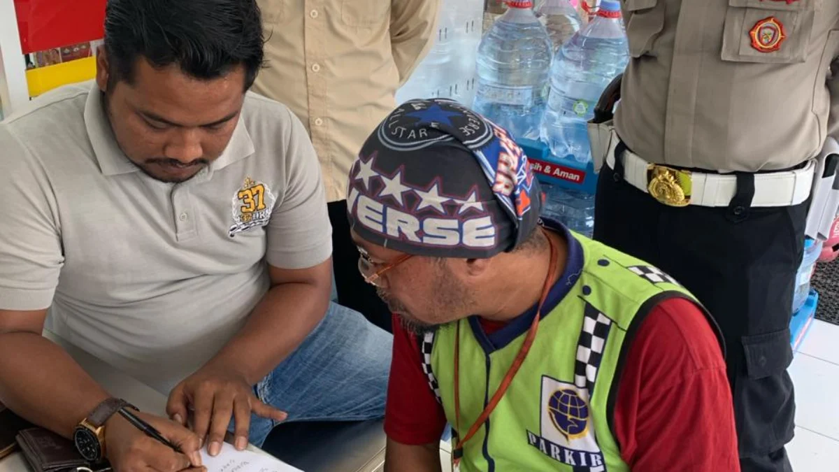Tim saber pungli Kabupaten Ciamis menangkap tangan seorang juri parkir liar di sebuah minimarket di Jalan Ir H Juanda, Kabupaten Ciamis Jawa Barat, Jumat 26 April 2024. (Cecep Herdi/Jabar Ekspres)