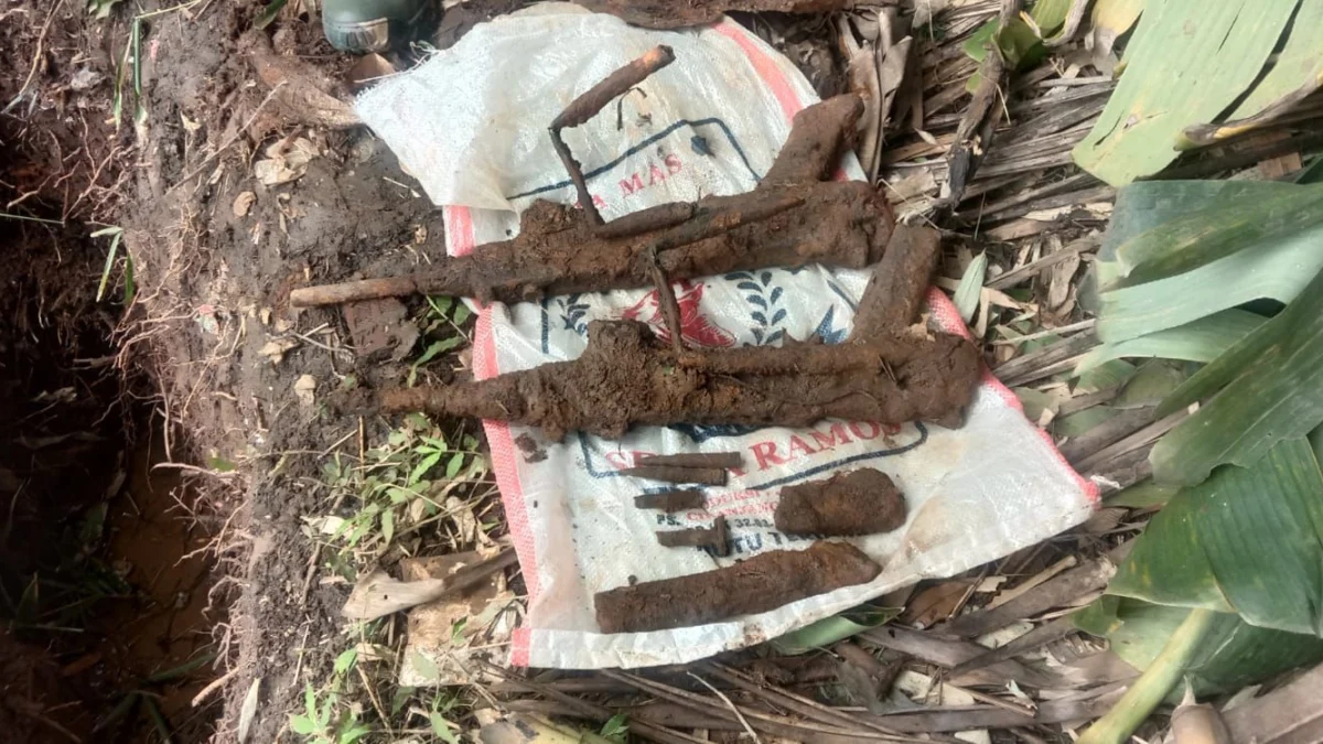 Senjata api laras panjang ditemukan dalam tanah kebun bambu milik warga di Desa Selajambe, Kecamatan Cisaat, Kabupaten Sukabumi. Dok poto: Koramil 0607-09.