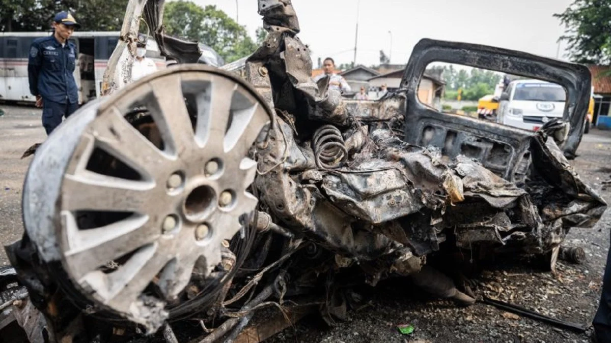 Bangkai kendaraan yang terlibat kecelakaan di Tol Japek KM 58.