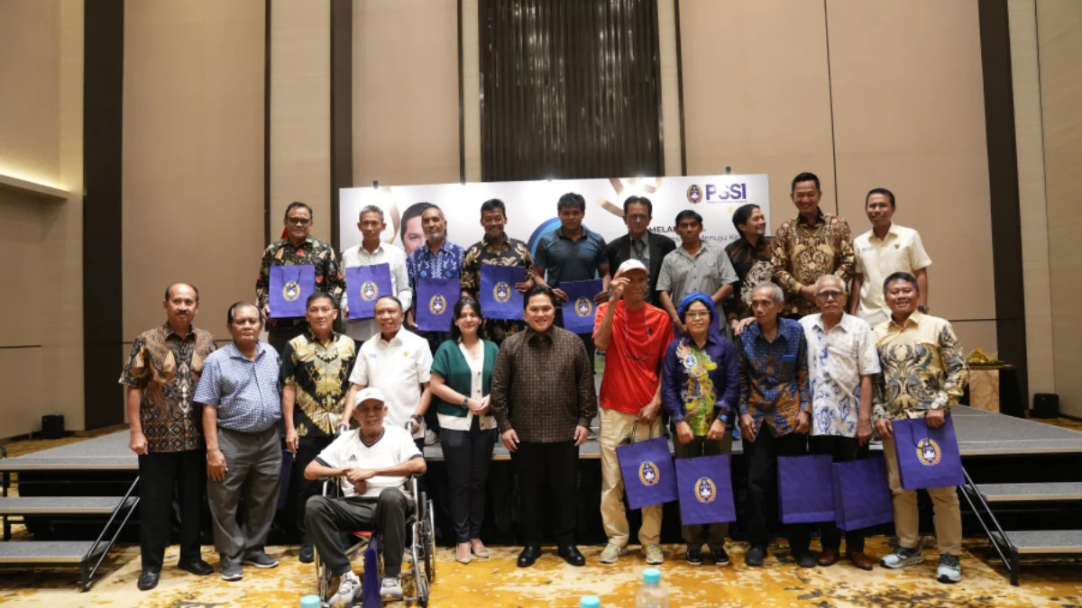 Ketua Umum PSSIbersama para legenda sepak bola (PSSI)