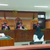Putri sumiati alias Uti (28 tahun) saat berada di ruangan sidang Senin (29/4) yang merupakan terdawa dalam kasus pembunuhan pembunuhan Roslindawati (35 tahun). Riki Achmad