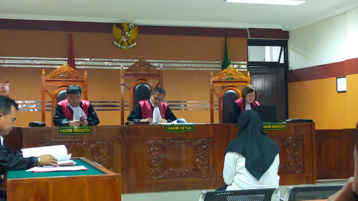 Putri sumiati alias Uti (28 tahun) saat berada di ruangan sidang Senin (29/4) yang merupakan terdawa dalam kasus pembunuhan pembunuhan Roslindawati (35 tahun). Riki Achmad