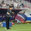 Shin Tae-yong (STY) saat memberi arahan di laga melawan Yordani