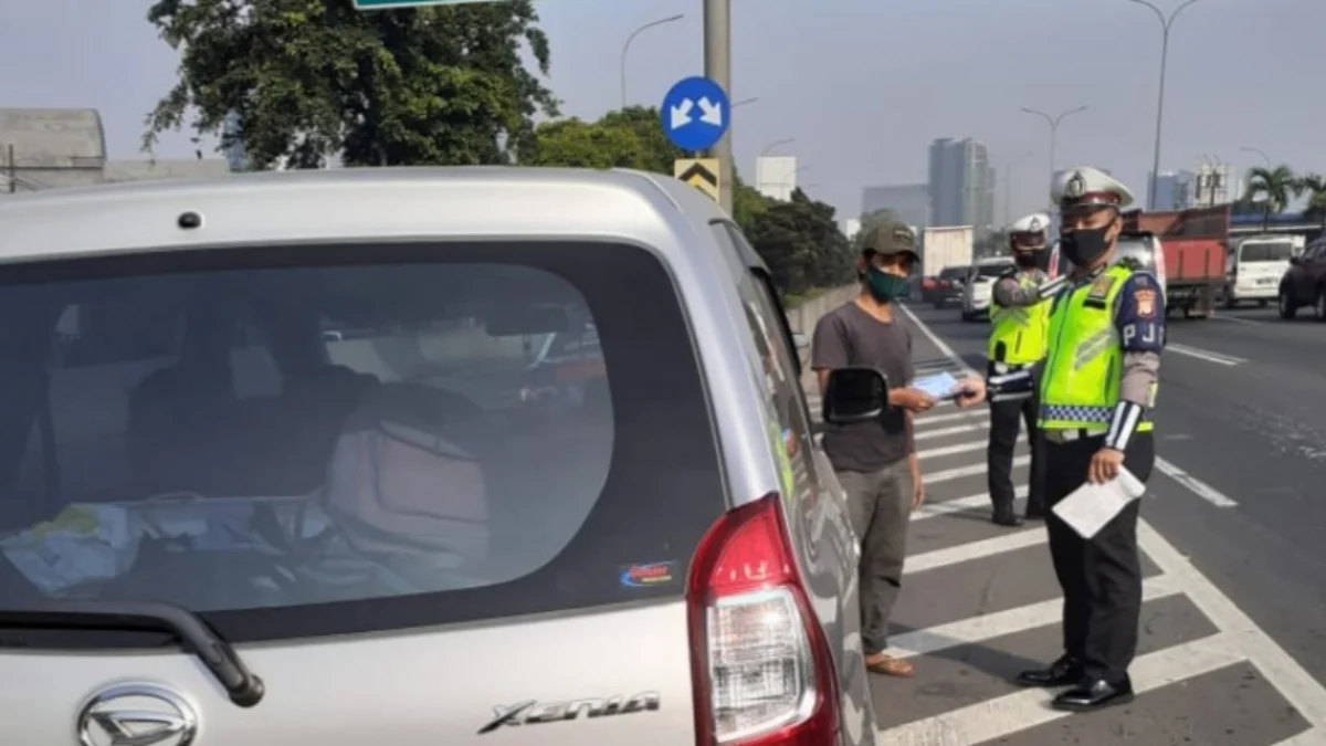 Polisi melakukan penindakan terhadap pelanggar lalu lintas/Istimewa/