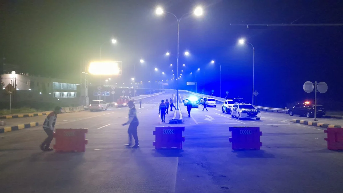 Kondisi Tol Bocimi ruas Cigombong-Cibadak di pitu Tol parungkuda saat dilakukan penutupan. Riki/Jabar Ekspres