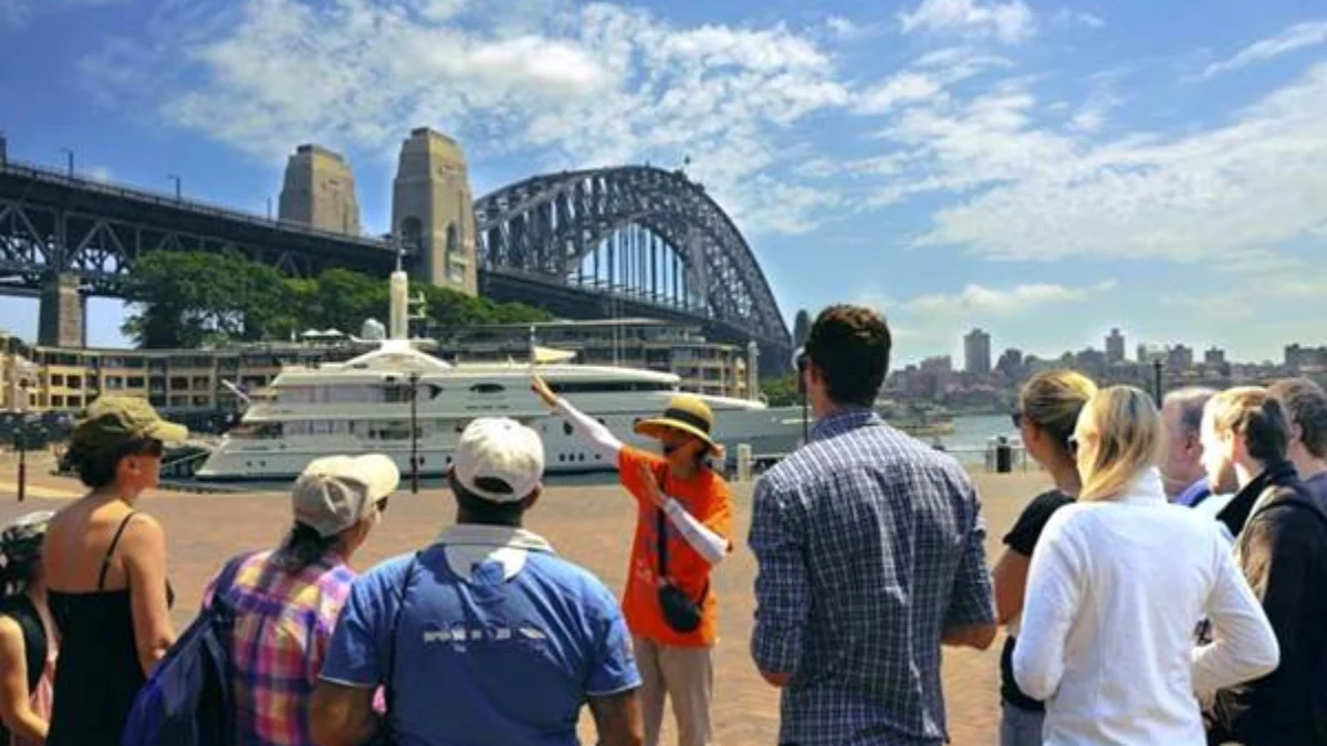 7 Tips Cerdas untuk Memilih Pemandu Wisata yang Pas