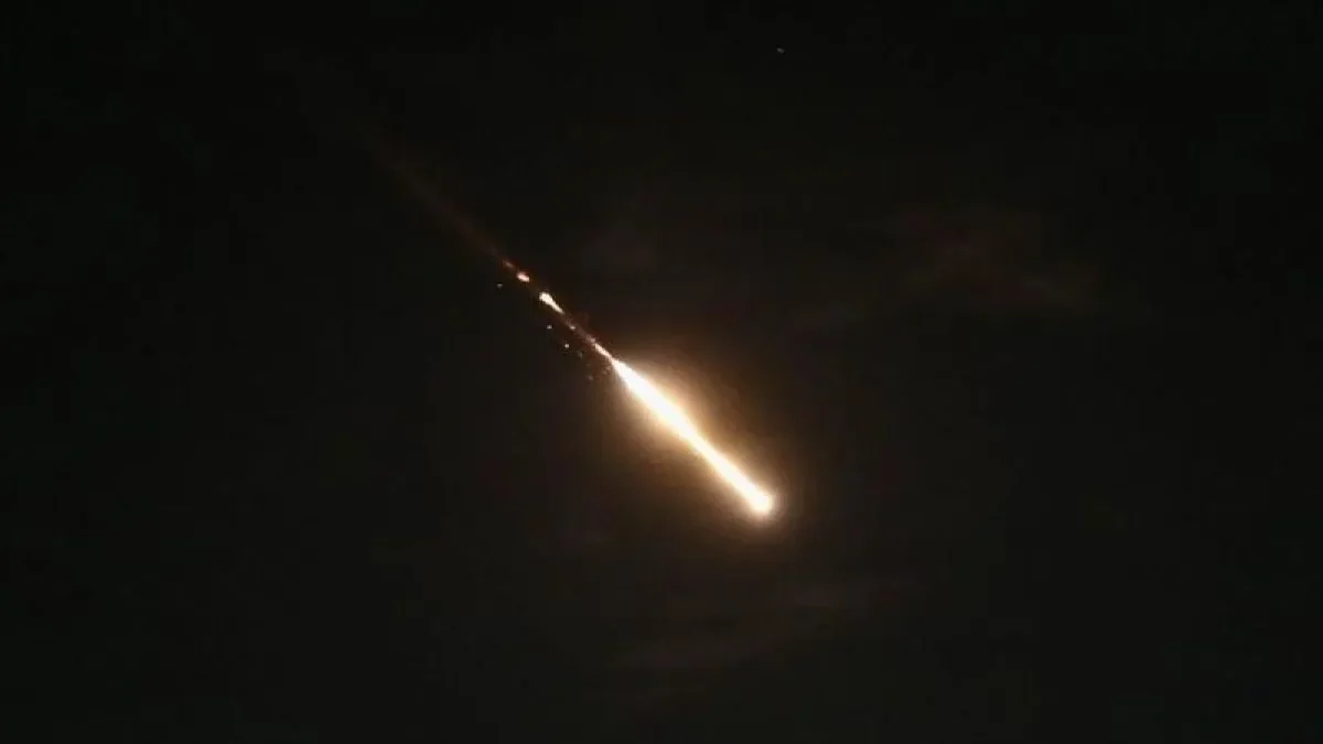 Foto yang diambil pada 14 April 2024 ini memperlihatkan ledakan di langit Yerusalem ketika sistem antirudal Israel, Iron Dome, mencegat peluru-peluru kendali dan 'drone' dari Iran. (ANTARA)