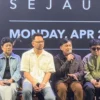 Musisi Yovie Widianto (memegang mik) bersama rekan satu grupnya di Kahitna dan jajaran tim dari Musica Studios saat menghadiri sesi konferensi pers di kawasan Kemang, Jakarta Selatan, Senin (22/4/2024). (ANTARA)