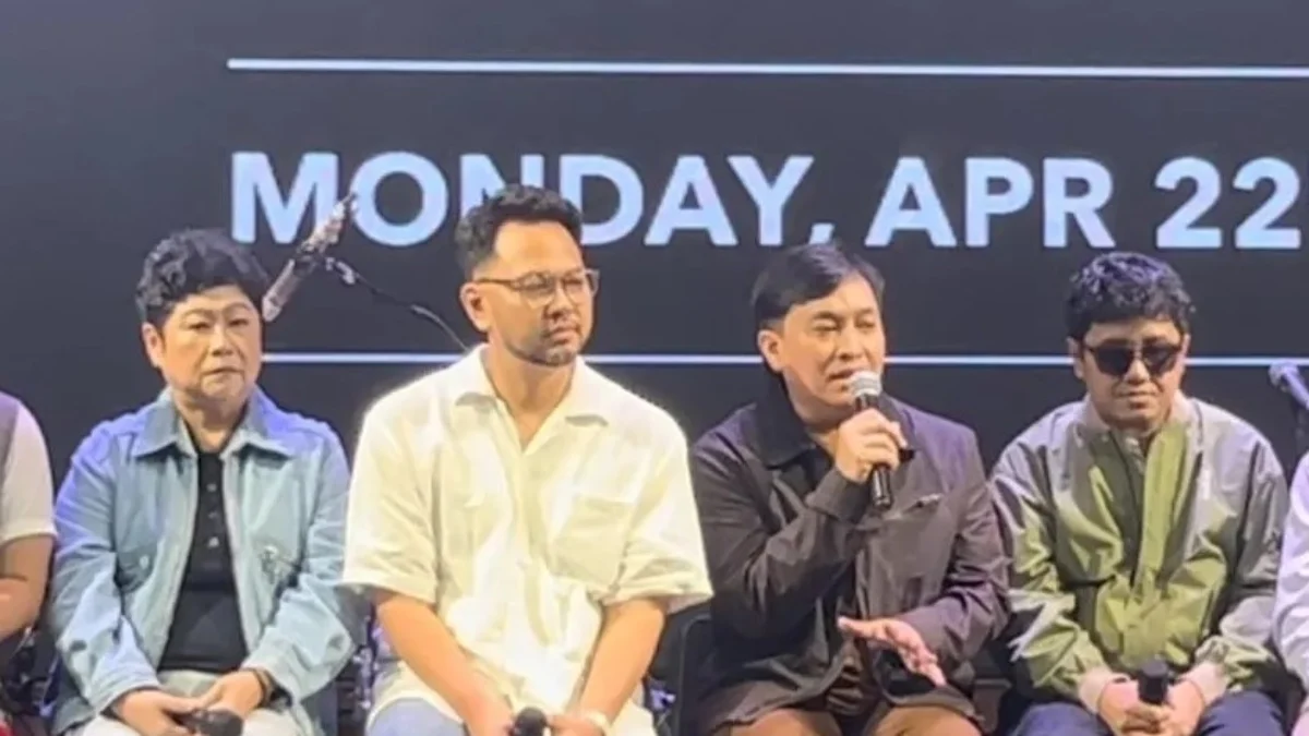 Musisi Yovie Widianto (memegang mik) bersama rekan satu grupnya di Kahitna dan jajaran tim dari Musica Studios saat menghadiri sesi konferensi pers di kawasan Kemang, Jakarta Selatan, Senin (22/4/2024). (ANTARA)