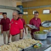 Penguatan Tugas dan Fungsi Pegawai di Lapas Banjar Kepala Divisi Pemasyarakatan Kanwil Kemenkumham Jawa Barat Robianto (tengah) saat meninjau hasil olahan makanan karya warga Binaan Lapas Banjar, Kamis 9 Mei 2024. (istimewa)