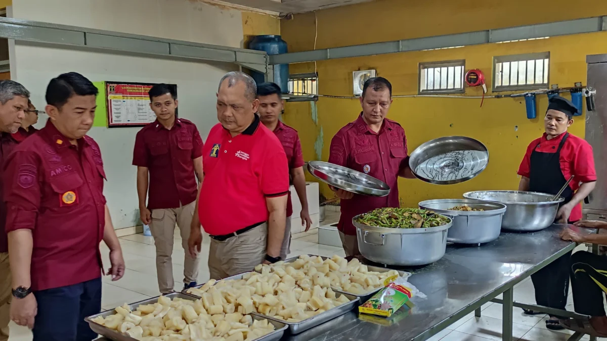Kepala Divisi Pemasyarakatan Kanwil Kemenkumham Jawa Barat Robianto (tengah) saat meninjau hasil olahan makanan karya warga Binaan Lapas Banjar, Kamis 9 Mei 2024. (istimewa)