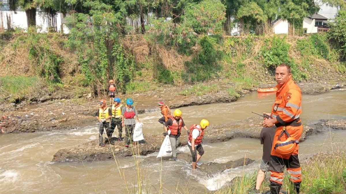 753 Kilogram Sampah di Sungai Ciliwung Bogor Terkumpul dalam Sekejap Sejumlah pegiat lingkungan kompak bersih-bersih aliran Sungai Ciliwung Kota Bogor. (Yudha Prananda / Jabar Ekspres)