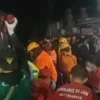 Proses evakuasi bus terguling di Ciater Subang.