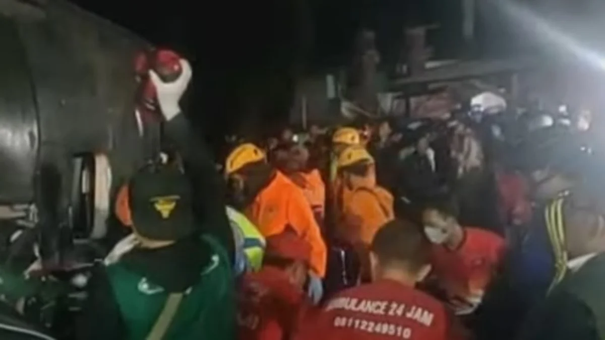 Proses evakuasi bus terguling di Ciater Subang.